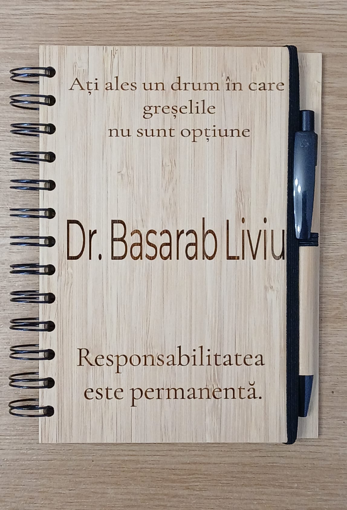 Carnet din bambus cu pix, personalizat pentru cadre medicale