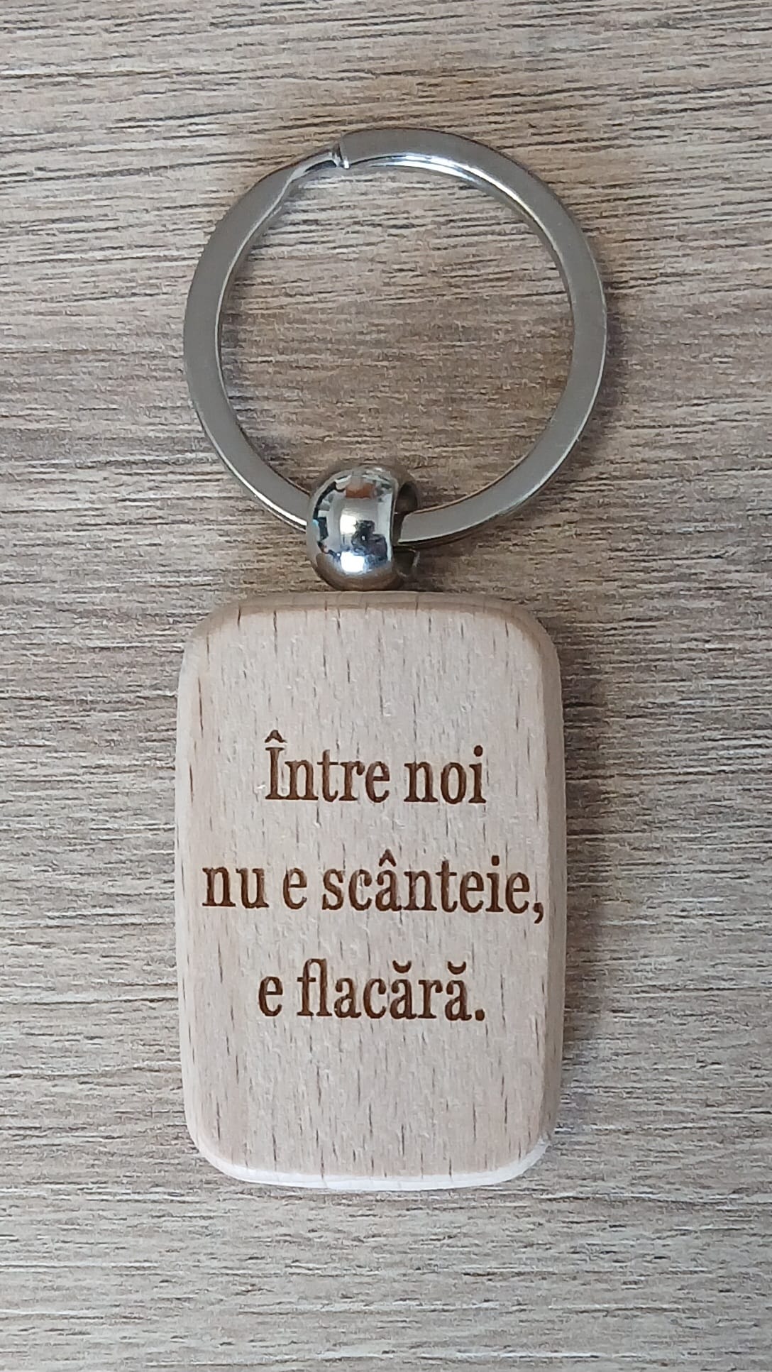 Breloc din lemn, personalizat pentru cuplu