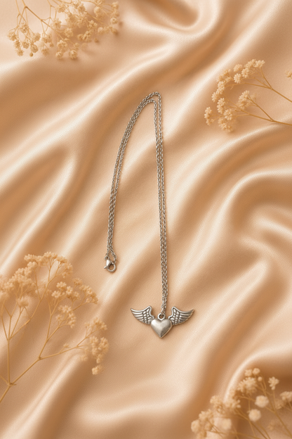 Lănțișor personalizat cu pandantiv inimă cu aripi