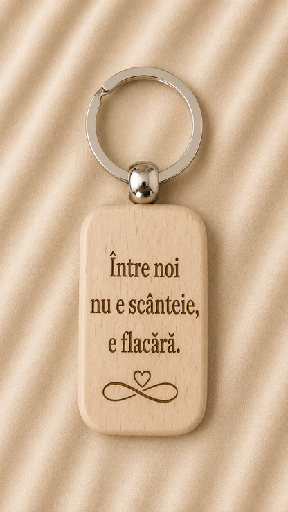 Breloc din lemn, personalizat pentru cuplu