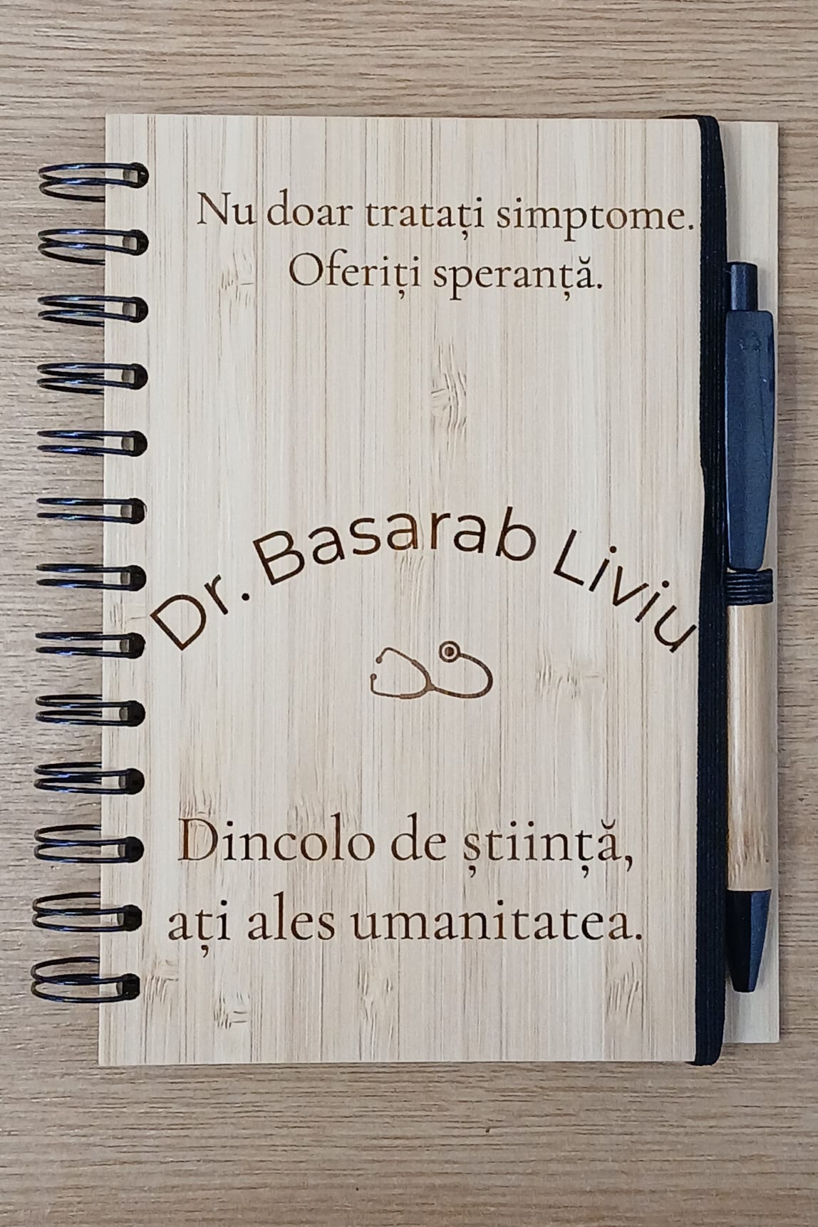 Carnet din bambus cu pix, personalizat pentru cadre medicale