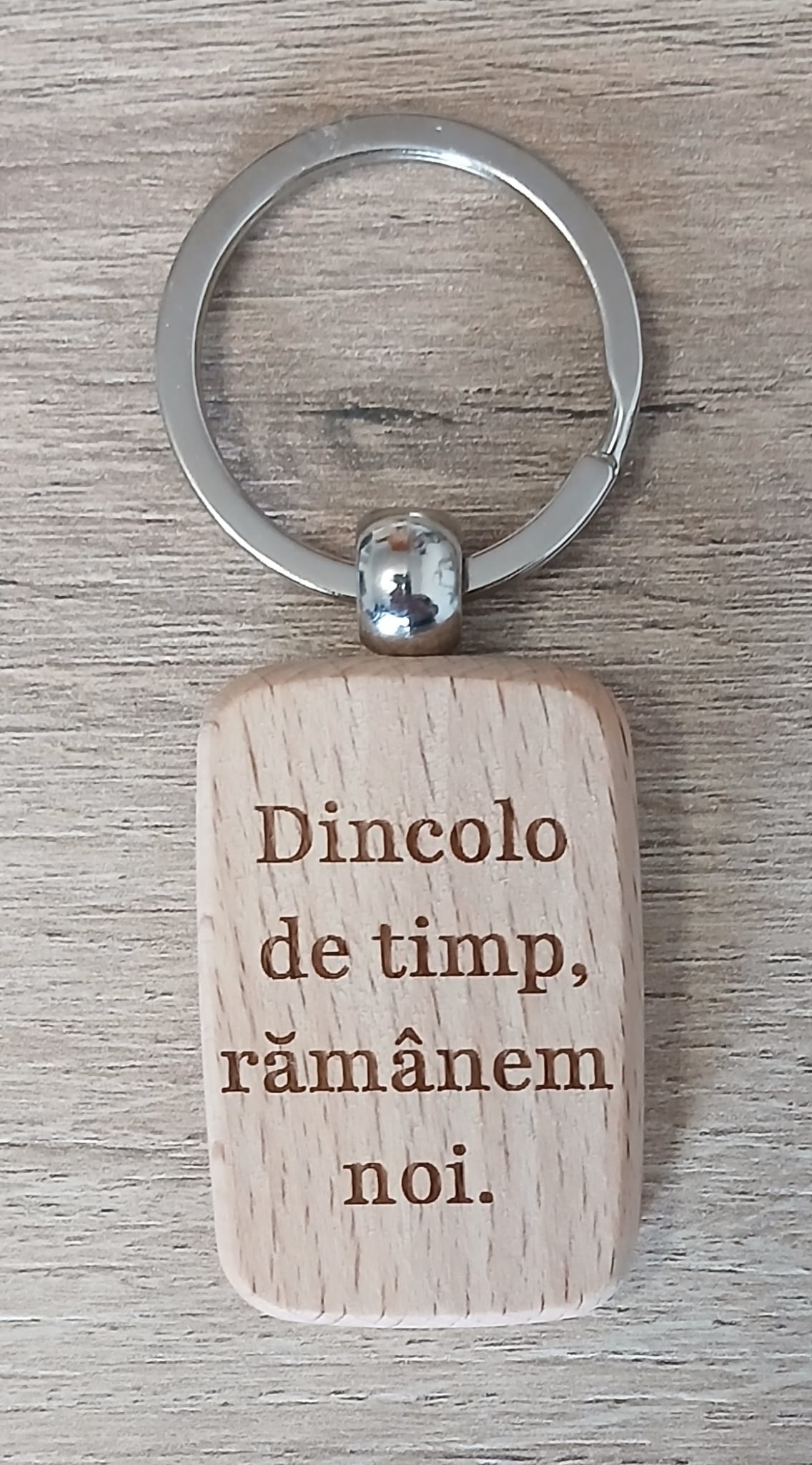 Breloc din lemn, personalizat pentru cuplu
