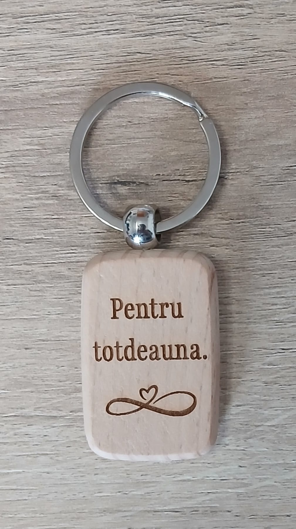 Breloc din lemn, personalizat pentru cuplu