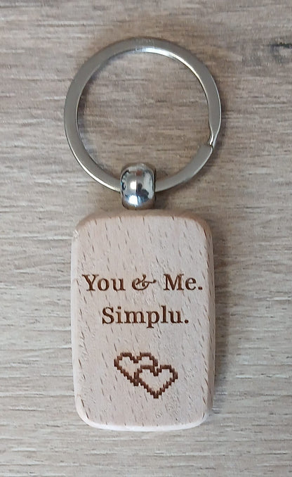 Breloc din lemn, personalizat pentru cuplu