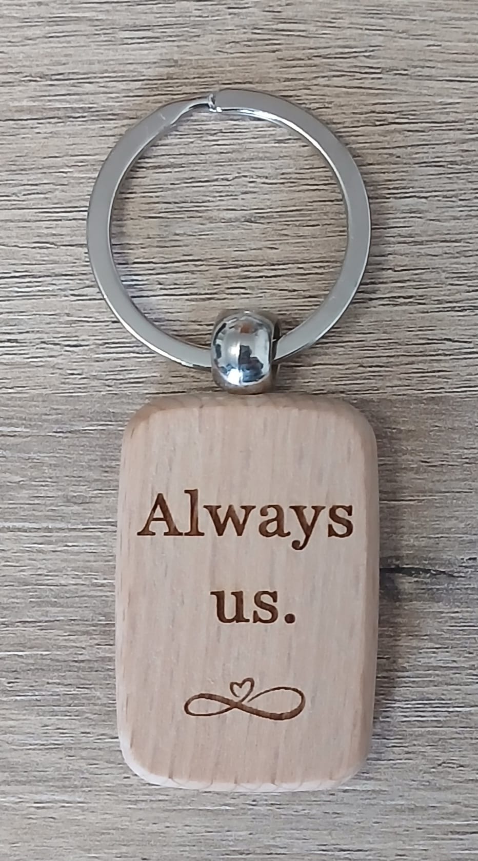 Breloc din lemn, personalizat pentru cuplu