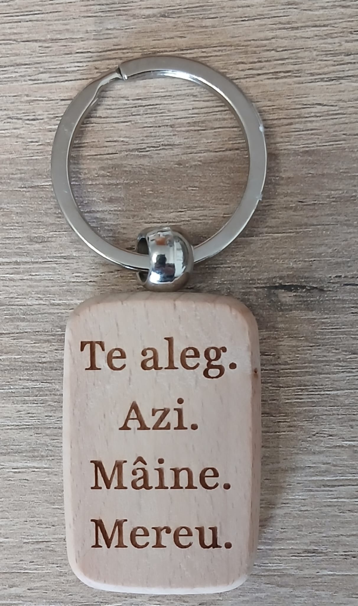 Breloc din lemn, personalizat pentru cuplu