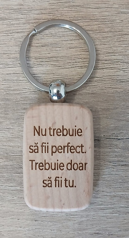 Breloc din lemn, personalizat cu mesaj motivațional
