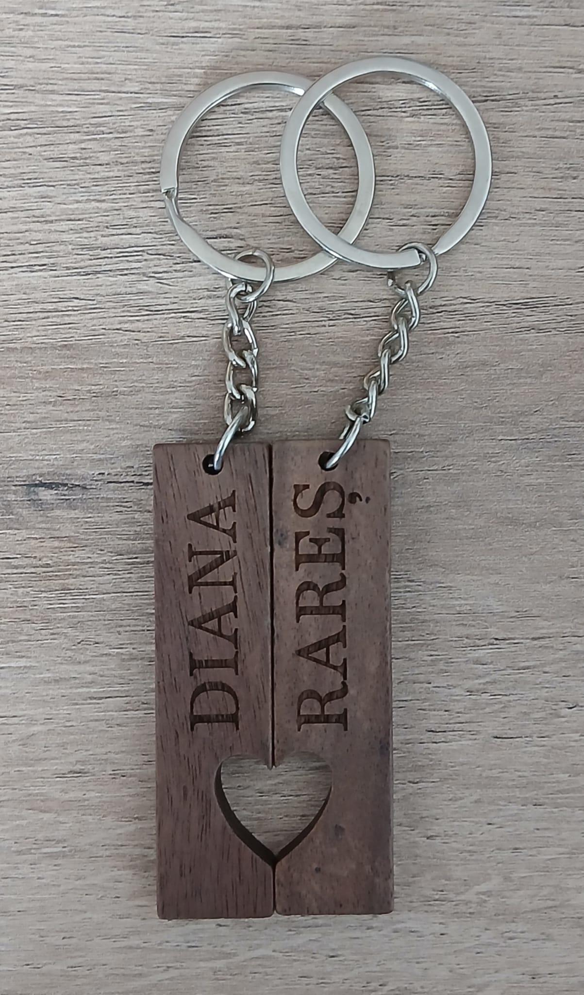 Set brelocuri de cuplu din lemn personalizat
