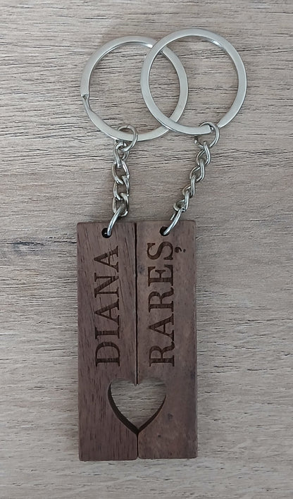 Set brelocuri de cuplu din lemn personalizat