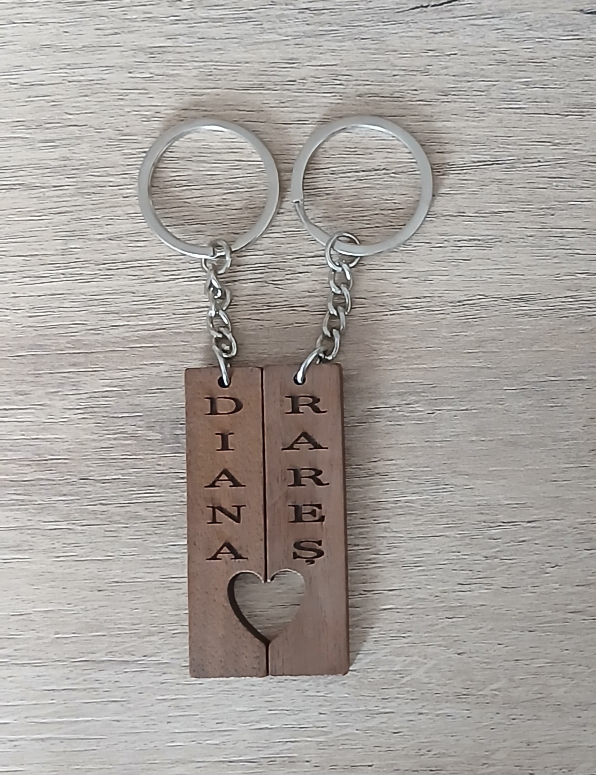 Set brelocuri de cuplu din lemn personalizat